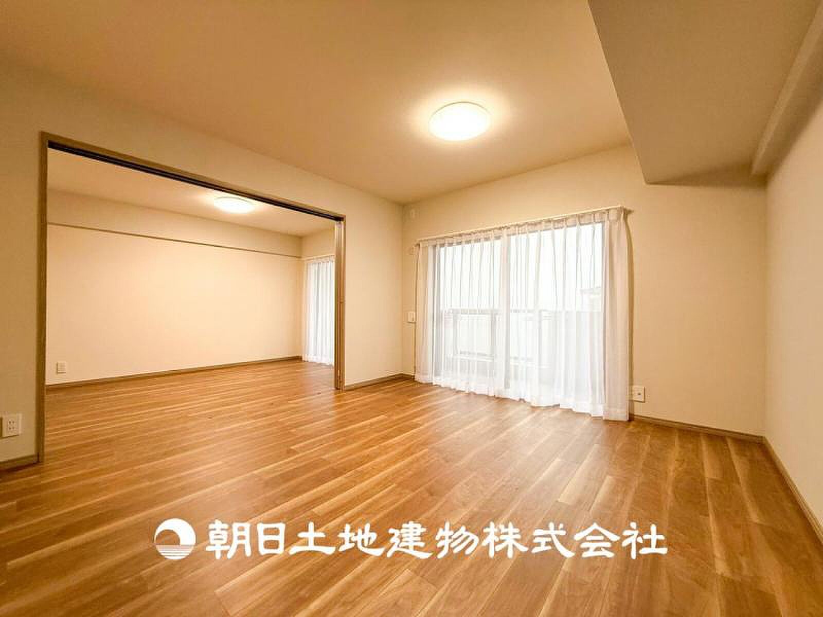 引き戸を開ければ、南西のバルコニー側がひと続きの床になる