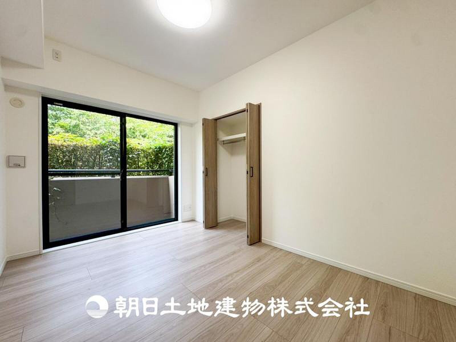 掃き出し窓の向こうに植栽の緑、1階で専用庭までつながる3LDK