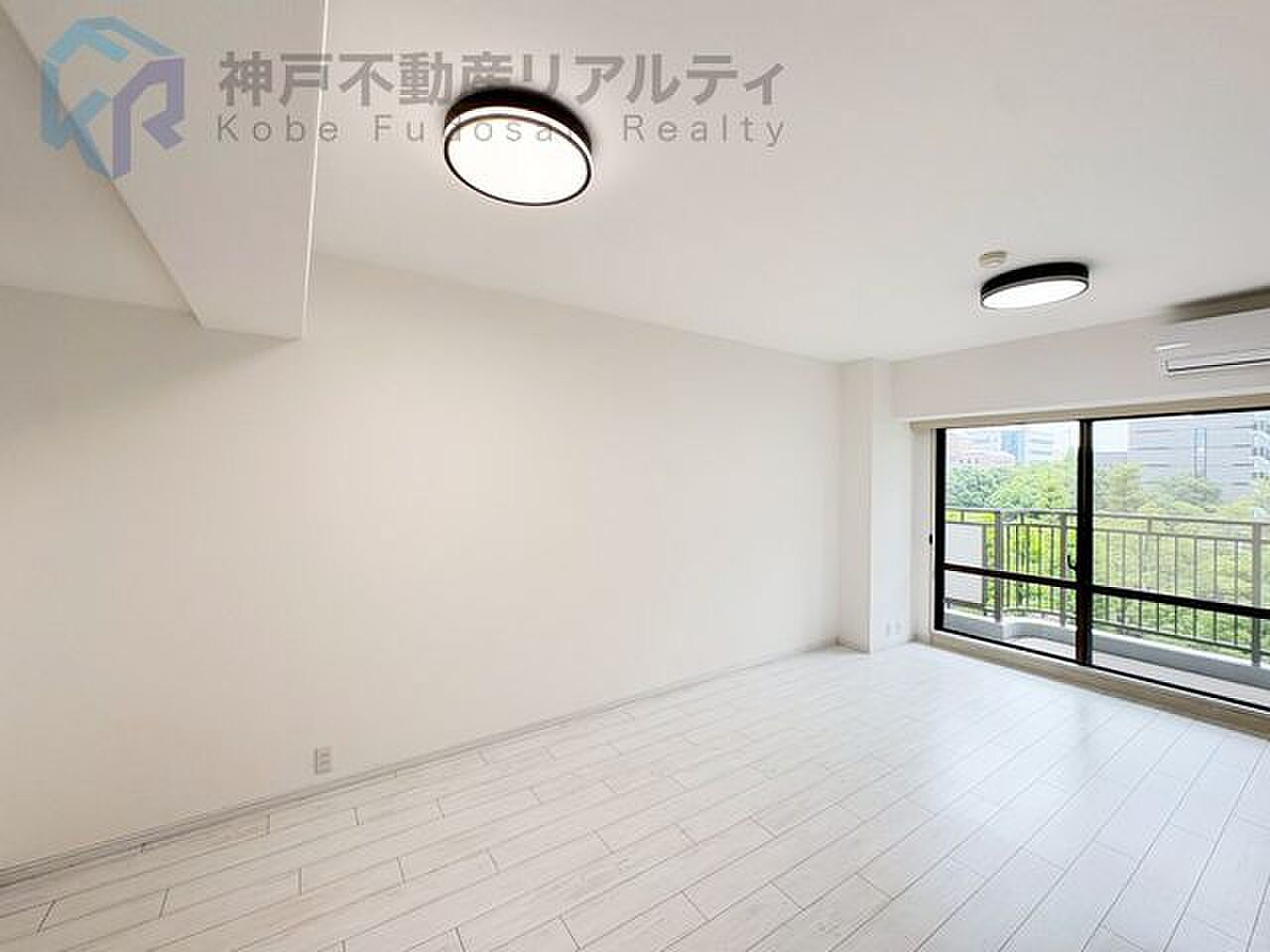 白い床がひと続き、和室の畳までつながる12.1帖