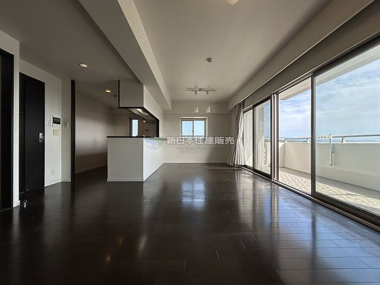 最上階の角、21帖の床がまっすぐ窓まで続く