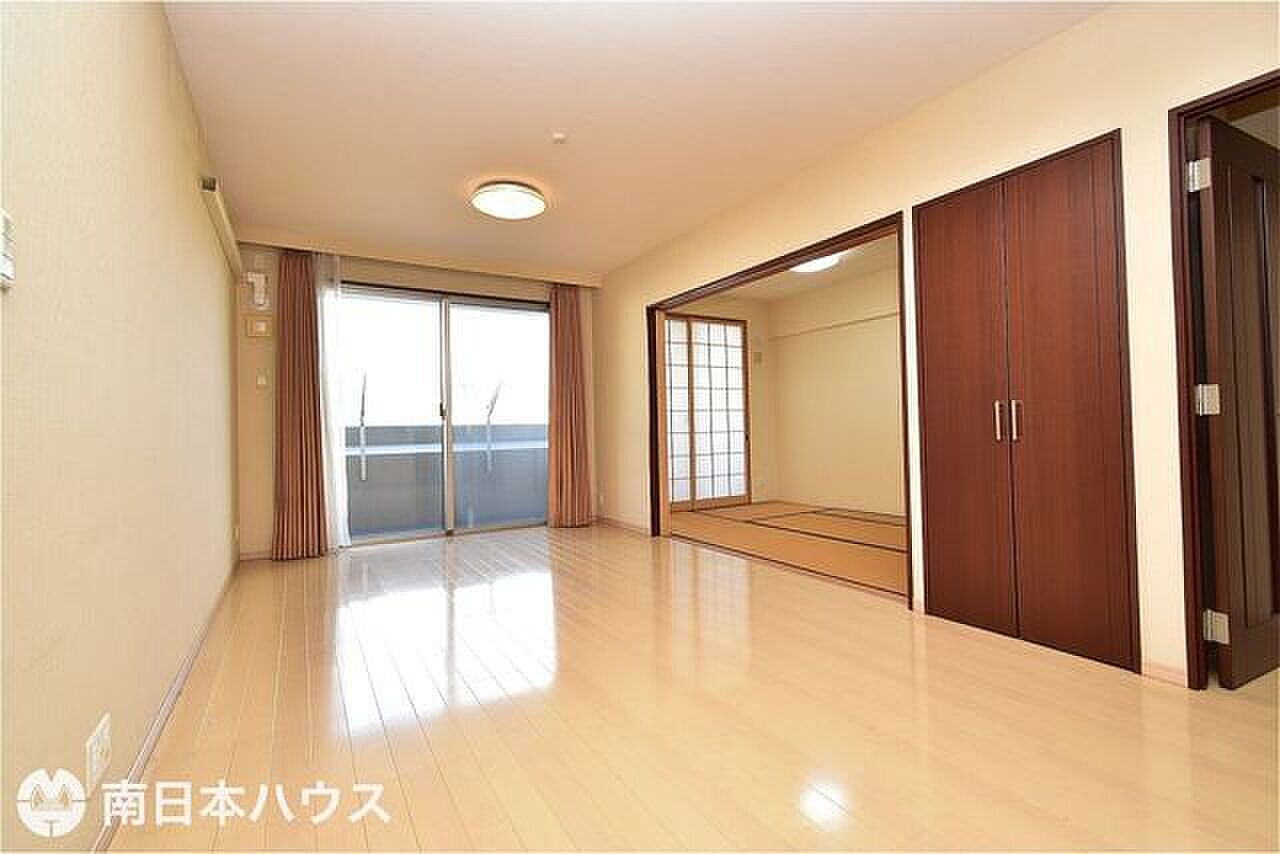 掃き出し窓からワイドバルコニー、襖を開ければ畳までひと続き