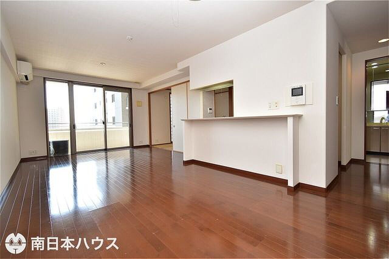 18.3帖のまっすぐな床と、7階のバルコニー窓