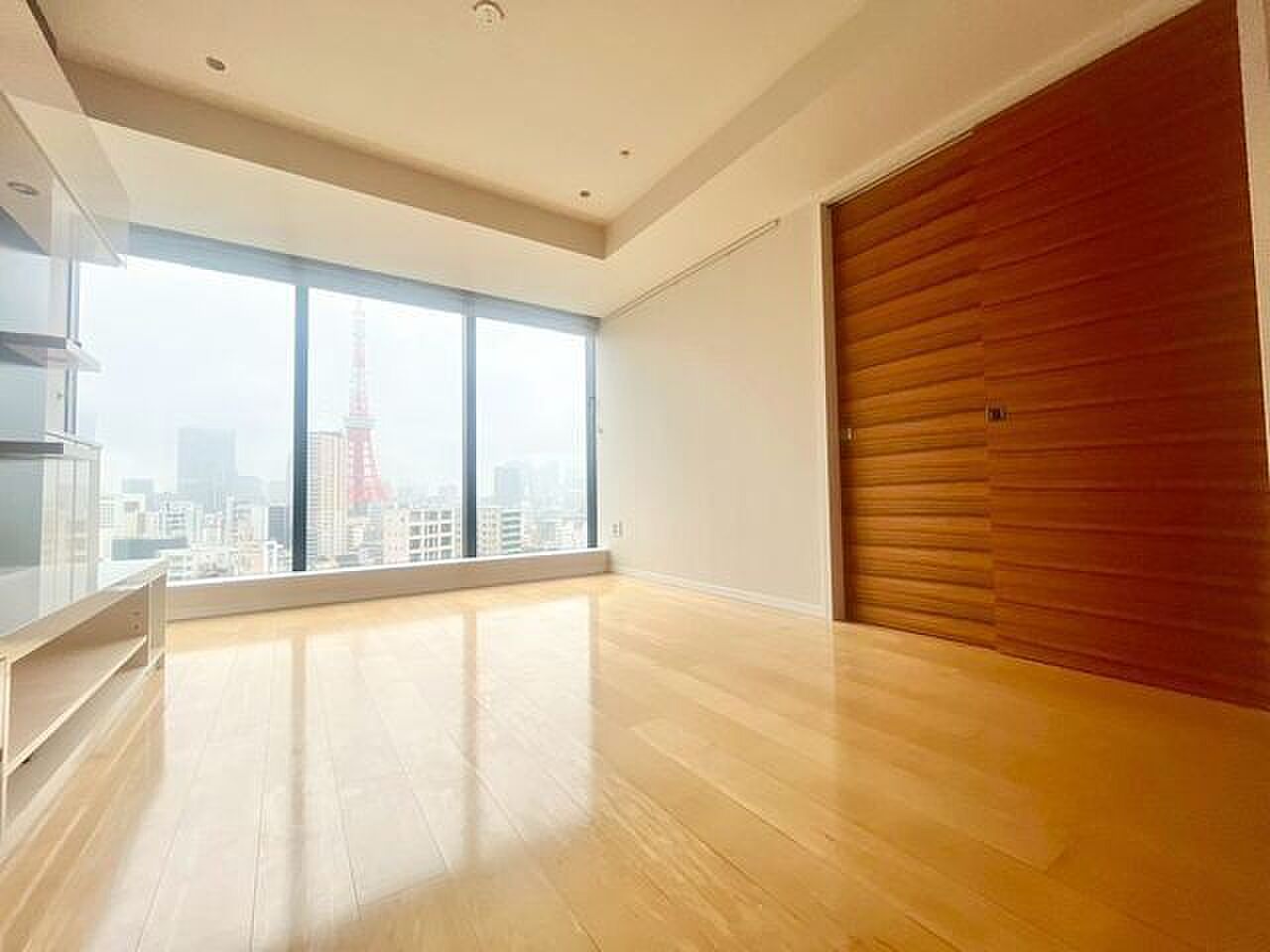 窓いっぱいの東京タワーと、光が走る明るい床