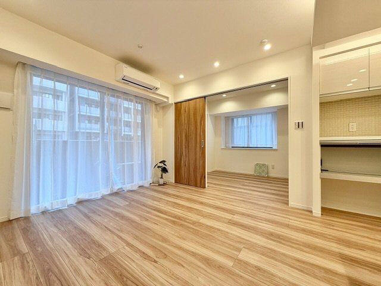 引き戸を開ければ、窓がふたつ並ぶひと続きの床