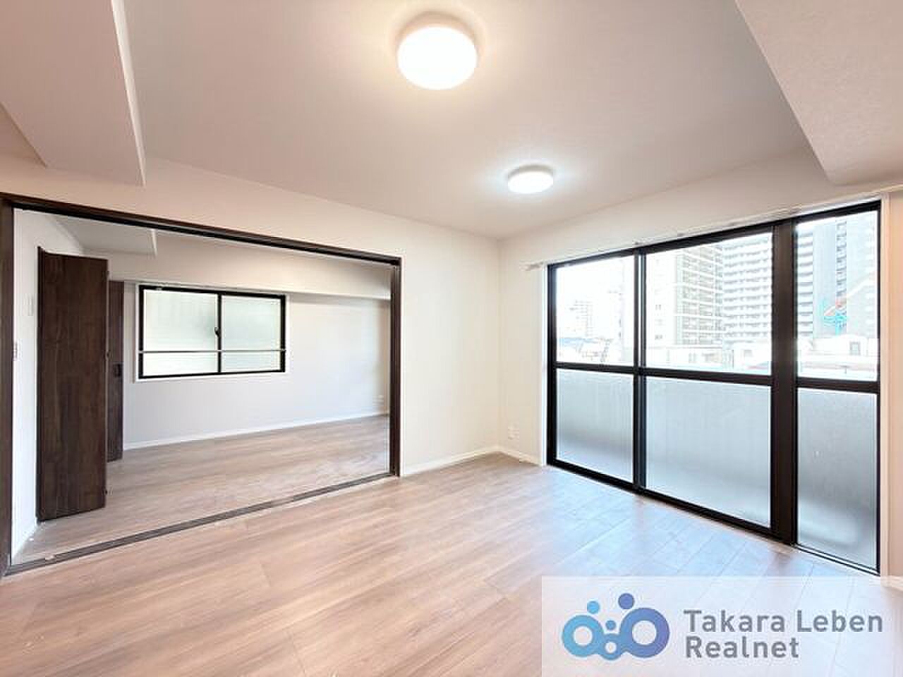 角部屋の掃き出し窓と、引き込める間仕切りでつながる3つの部屋