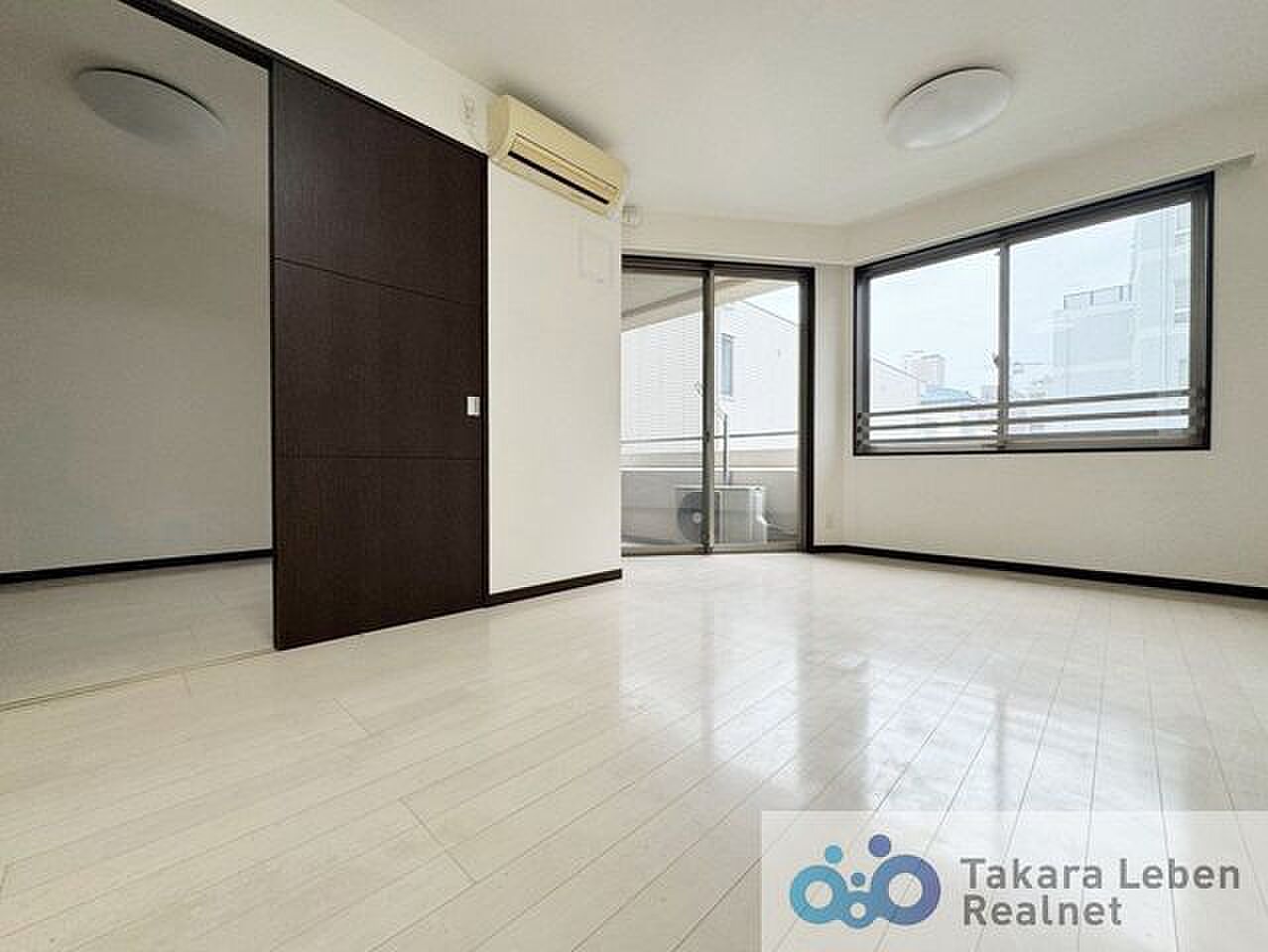 引き戸を開ければ、15帖と7.1帖がひとつながりになる角部屋