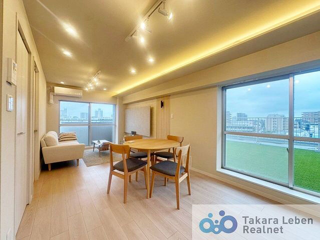 窓の外は屋上の広がり、室内はどこまでも横に長いLDK