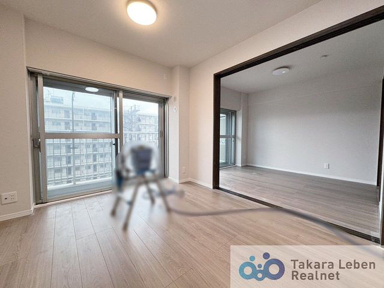 引き戸を開ければ、南向きバルコニーまで一直線