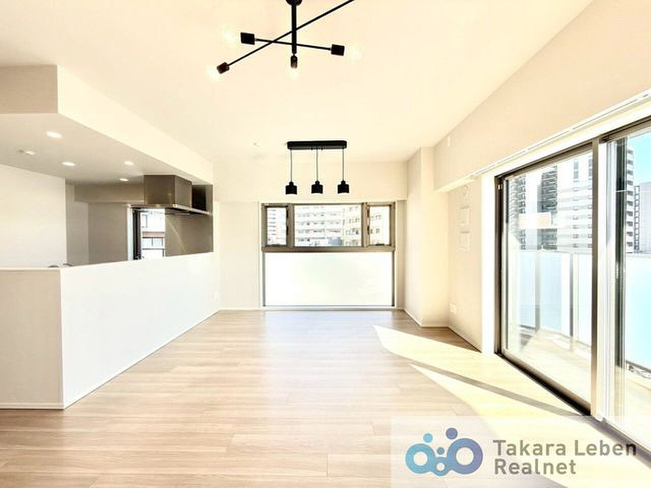 角部屋の2面採光、床に落ちる光の帯をたどって歩く