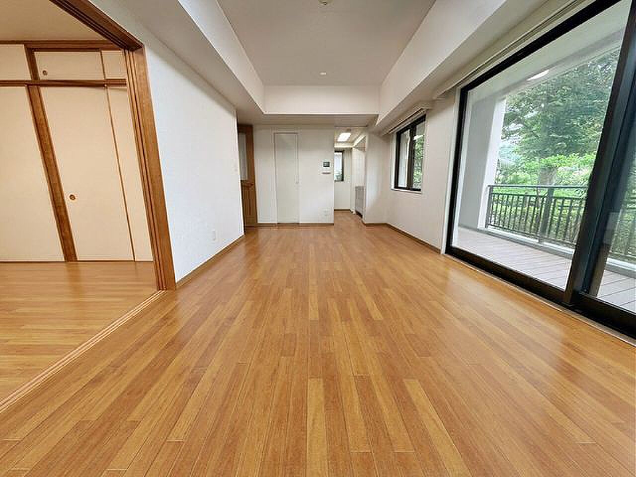 窓の外は緑、床はまっすぐ。1階の4LDKで猫と暮らす