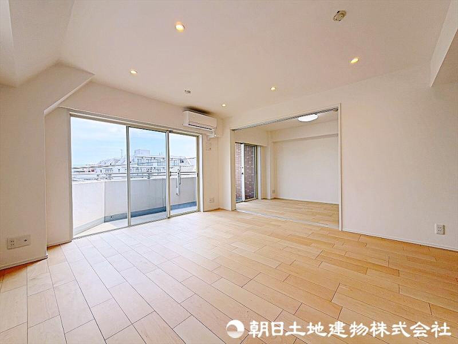 窓を開ければルーフバルコニー、床は端から端までひと続き