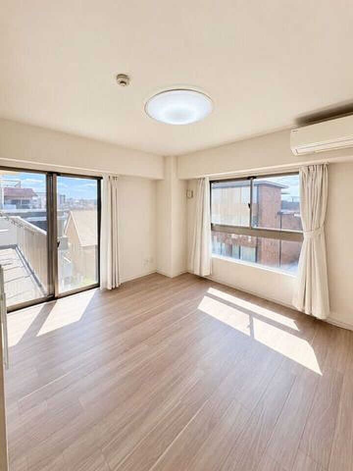 18.5帖の床をまっすぐ走り抜けられる、最上階の角部屋