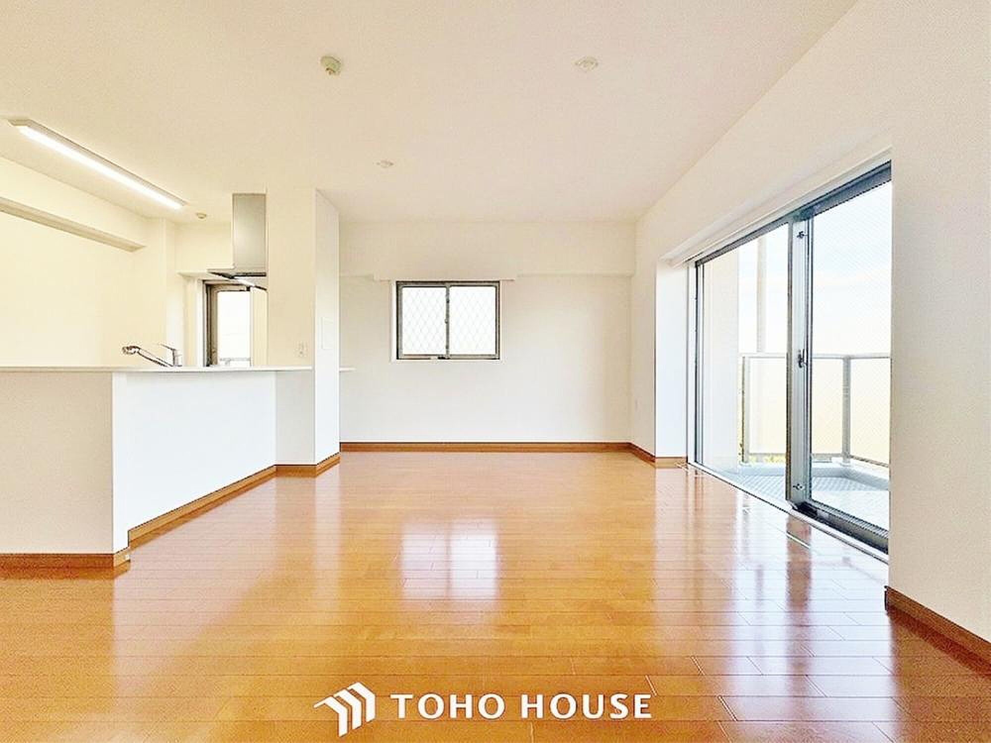 最上階角部屋、二面の窓に挟まれたLDの床