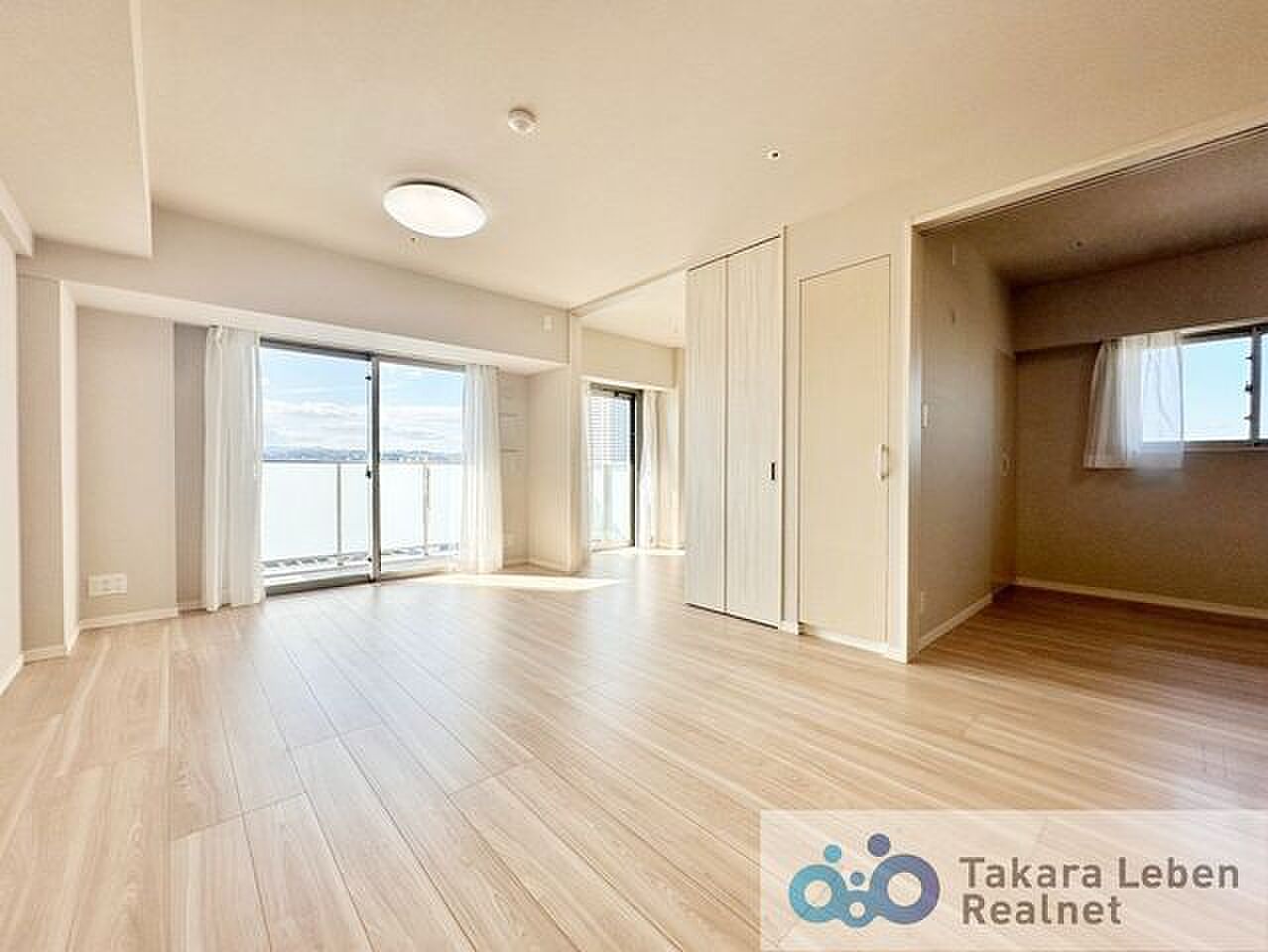 13階の掃き出し窓から、空がそのまま部屋に入ってくる