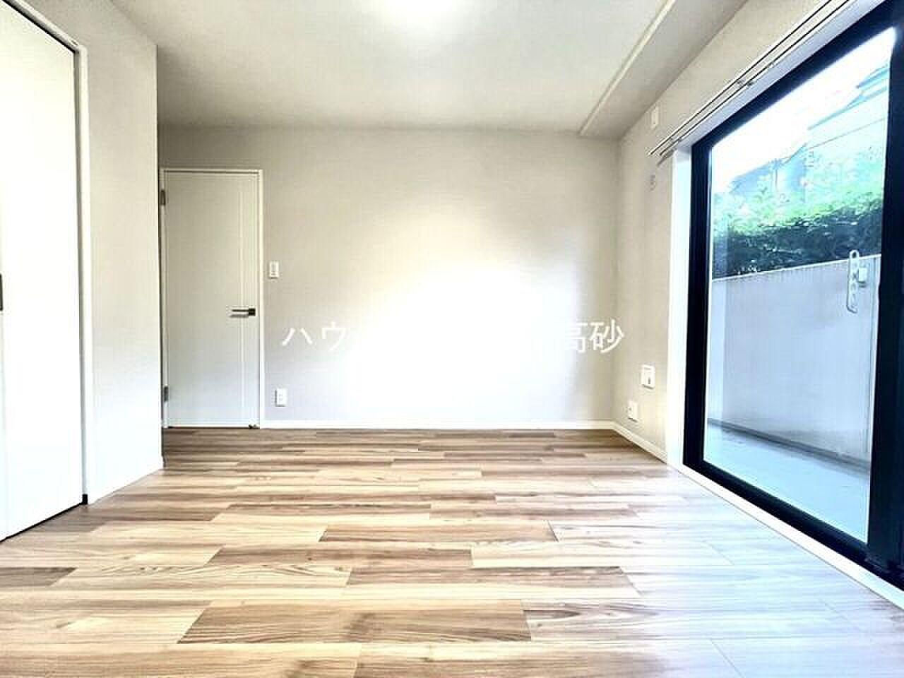 掃き出し窓の前の床が、朝いちばんの居場所になる