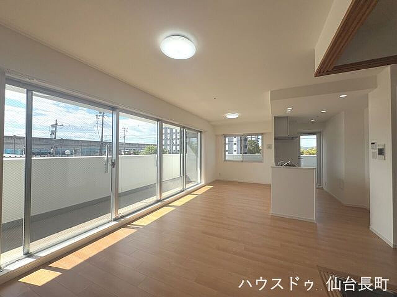窓が二面、床に光の帯が伸びる18帖