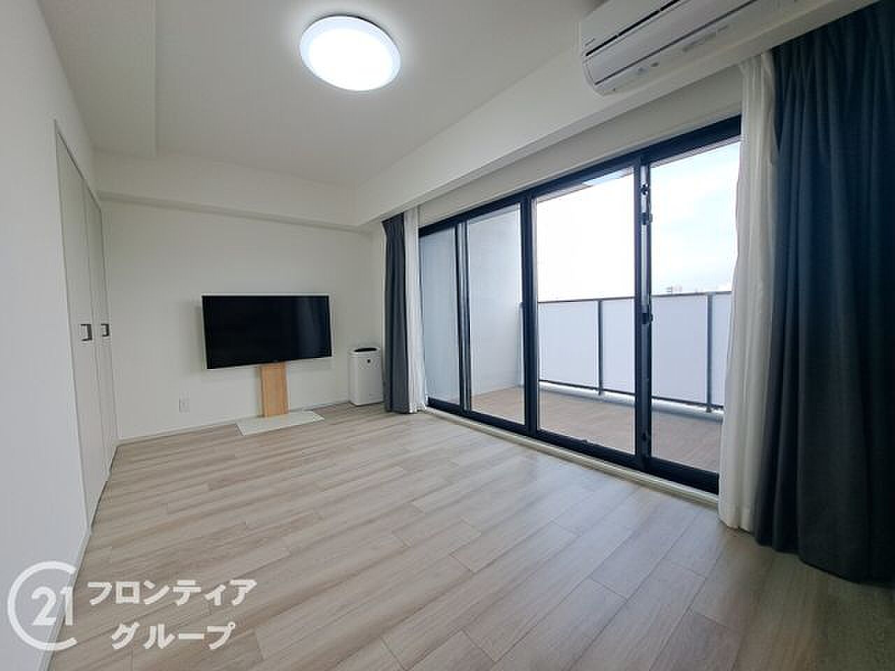 南向きのワイドバルコニーへ、床を一直線に伸ばして