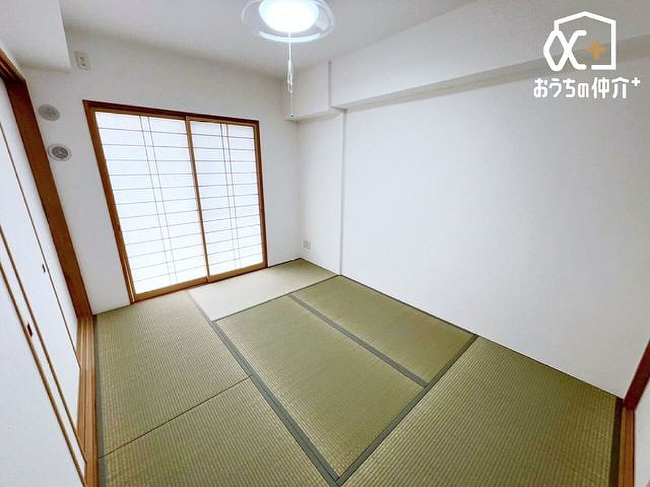 障子越しの光が畳に落ちる、6畳の和室がある3LDK