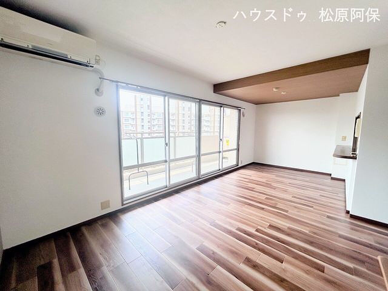8階の南面バルコニーに向かって、床がまっすぐ伸びる15.2帖