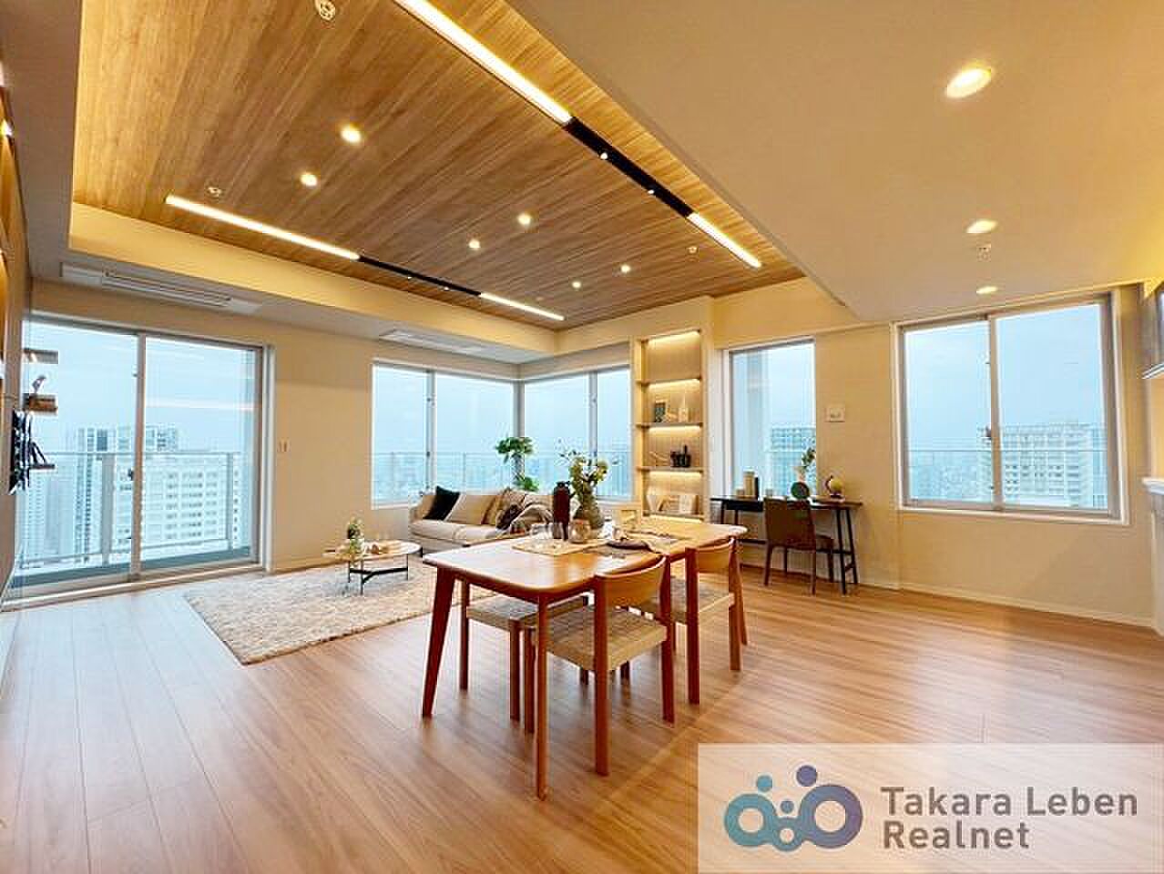 39階、二面の窓に街が並ぶ角部屋のリビング