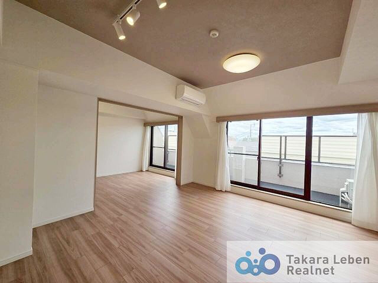 バルコニーと広いテラス、二面の窓に囲まれた角部屋の13.4帖