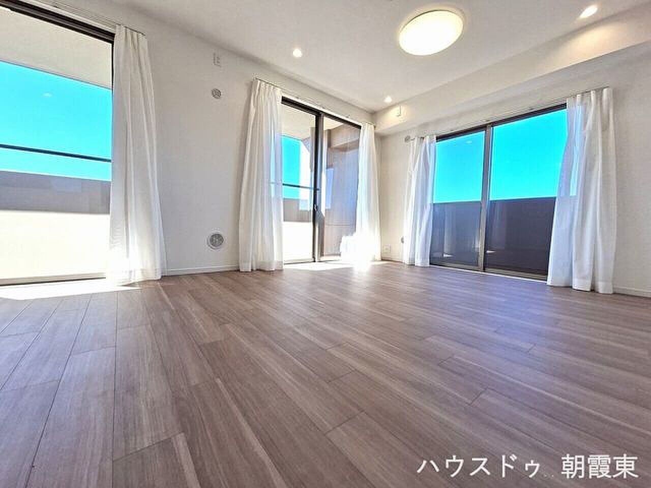 窓が三方に並ぶ角の部屋、床のどこかに必ず光の帯が落ちる